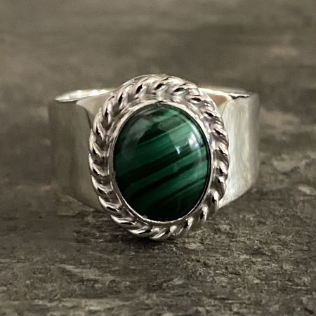 Malachite Oval Ring - Size 8
